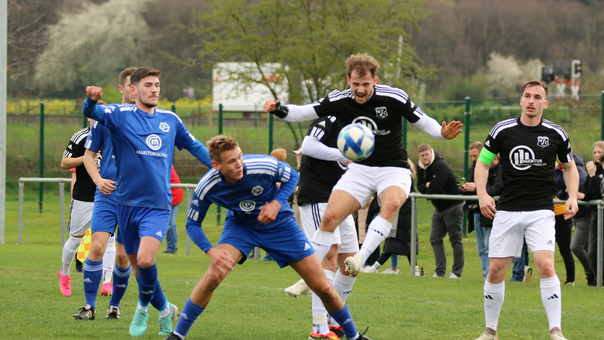 Zeigte offensiv seine Klasse: Ben Decker, der hier über das Bein eines Gegners springt.