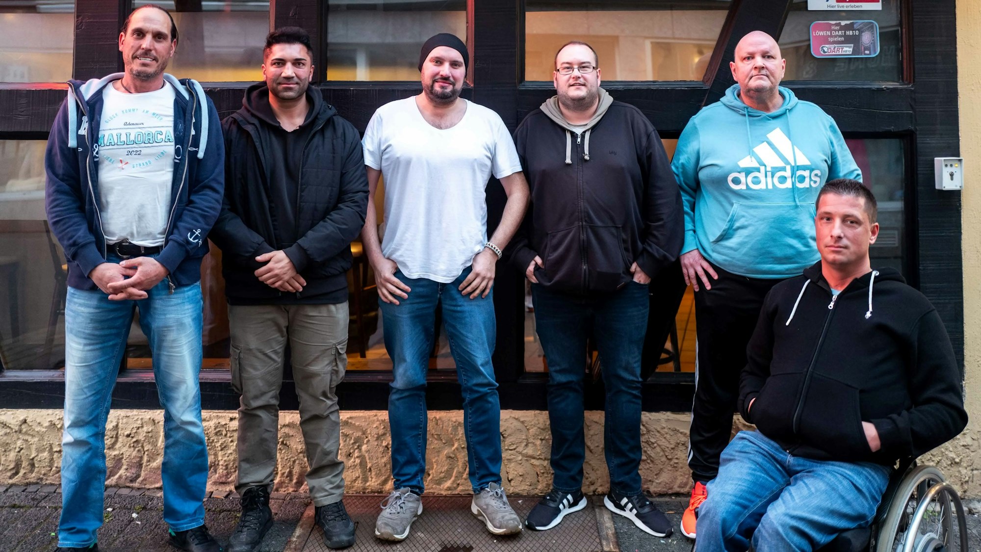 Das Foto zeigt sechs Männer, die die Sammelaktion initiiert haben.