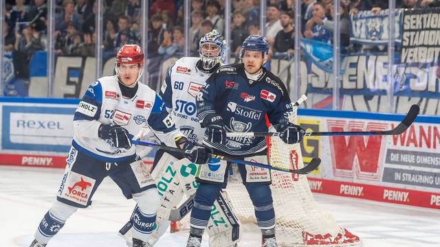 Johannes Huss Schwenninger Wild Wings, 52 verteidigt gegen Tim Brunnhuber Straubing Tigers, 19 vor dem Tor von Joacim Eriksson Torwart, Schwenninger Wild Wings,