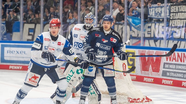 Johannes Huss Schwenninger Wild Wings, 52 verteidigt gegen Tim Brunnhuber Straubing Tigers, 19 vor dem Tor von Joacim Eriksson Torwart, Schwenninger Wild Wings,