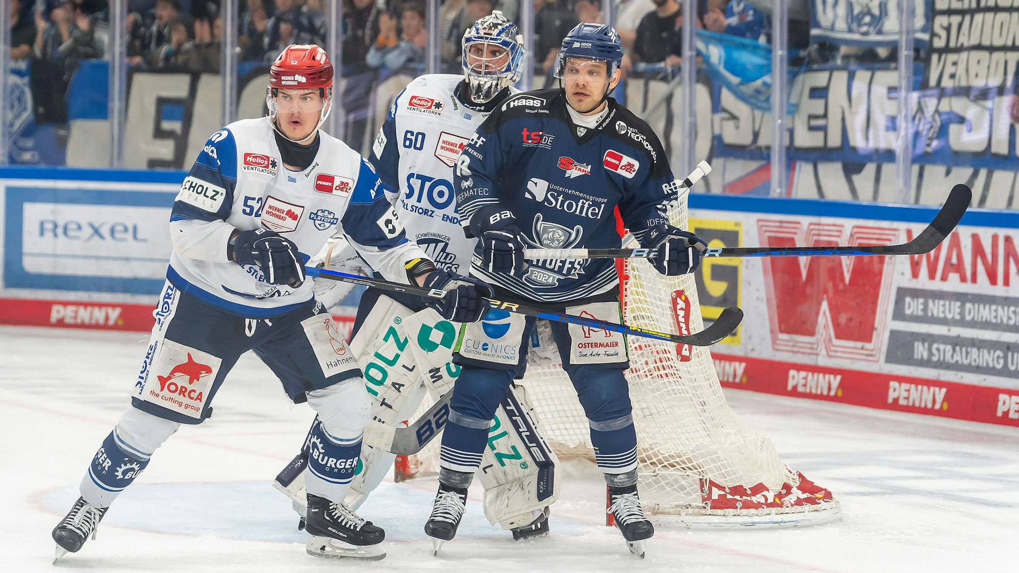 Johannes Huss Schwenninger Wild Wings, 52 verteidigt gegen Tim Brunnhuber Straubing Tigers, 19 vor dem Tor von Joacim Eriksson Torwart, Schwenninger Wild Wings,