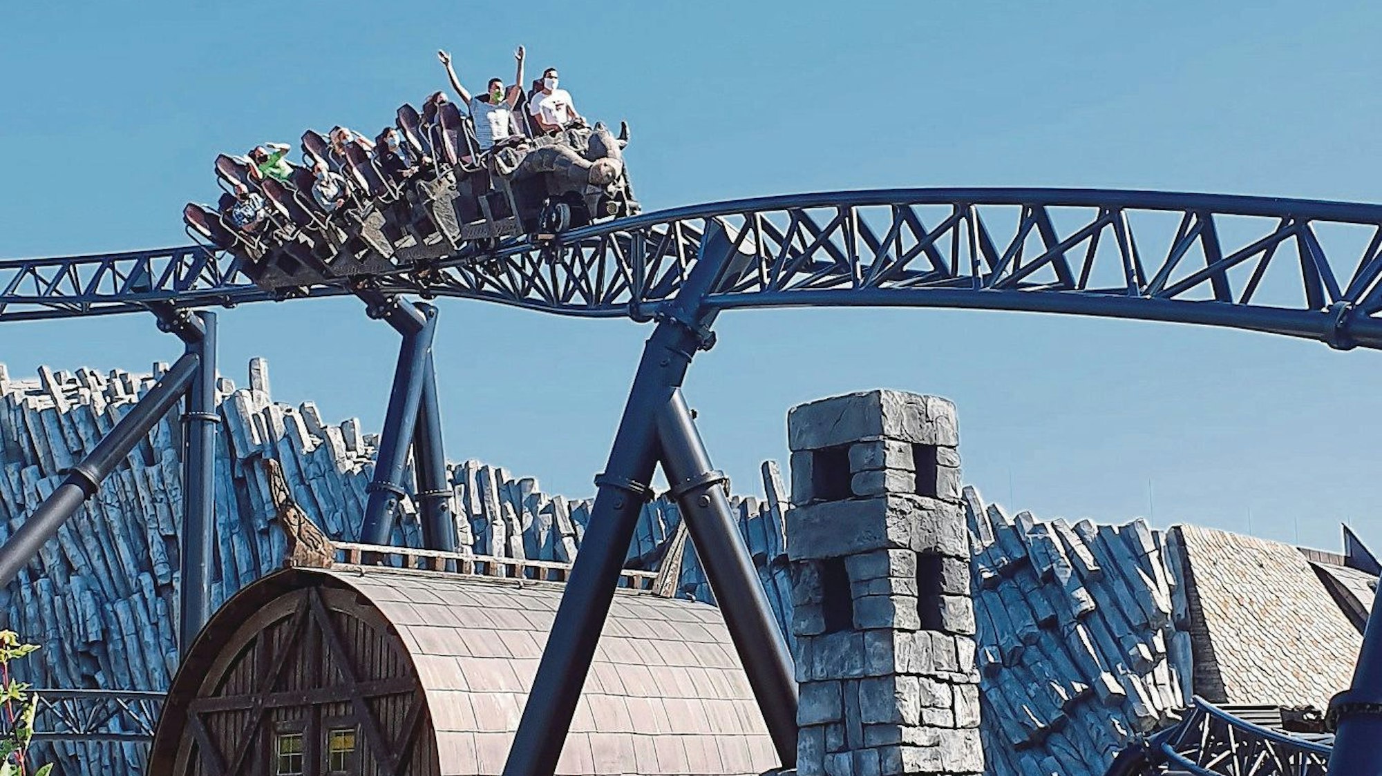 Zu sehen ist die Achterbahn Taron.