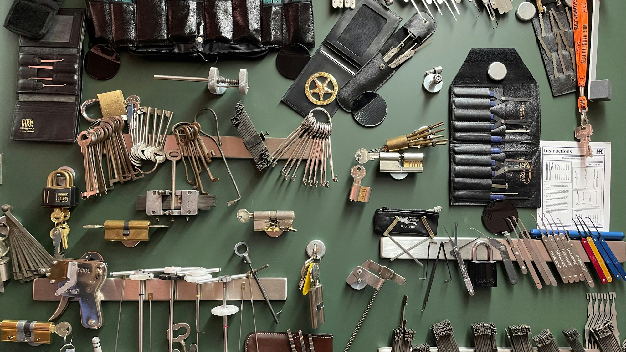 Eine Werkzeugsammlung, mit der man Safes öffnen kann.