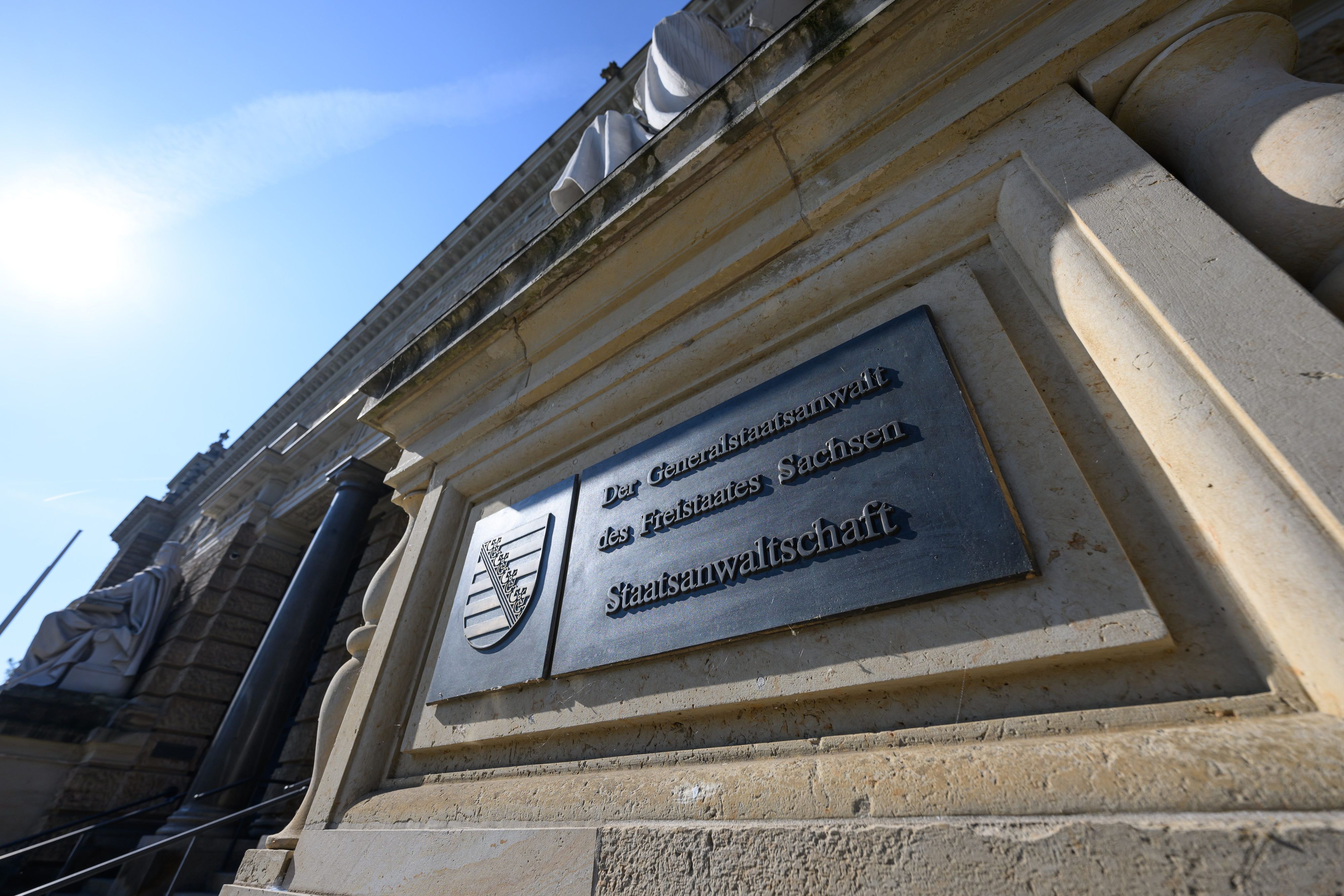 Ein Schild ·Der „Generalstaatsanwalt des Freistaates Sachsen Staatsanwaltschaft“ ist am Justizzentrum Dresden montiert.