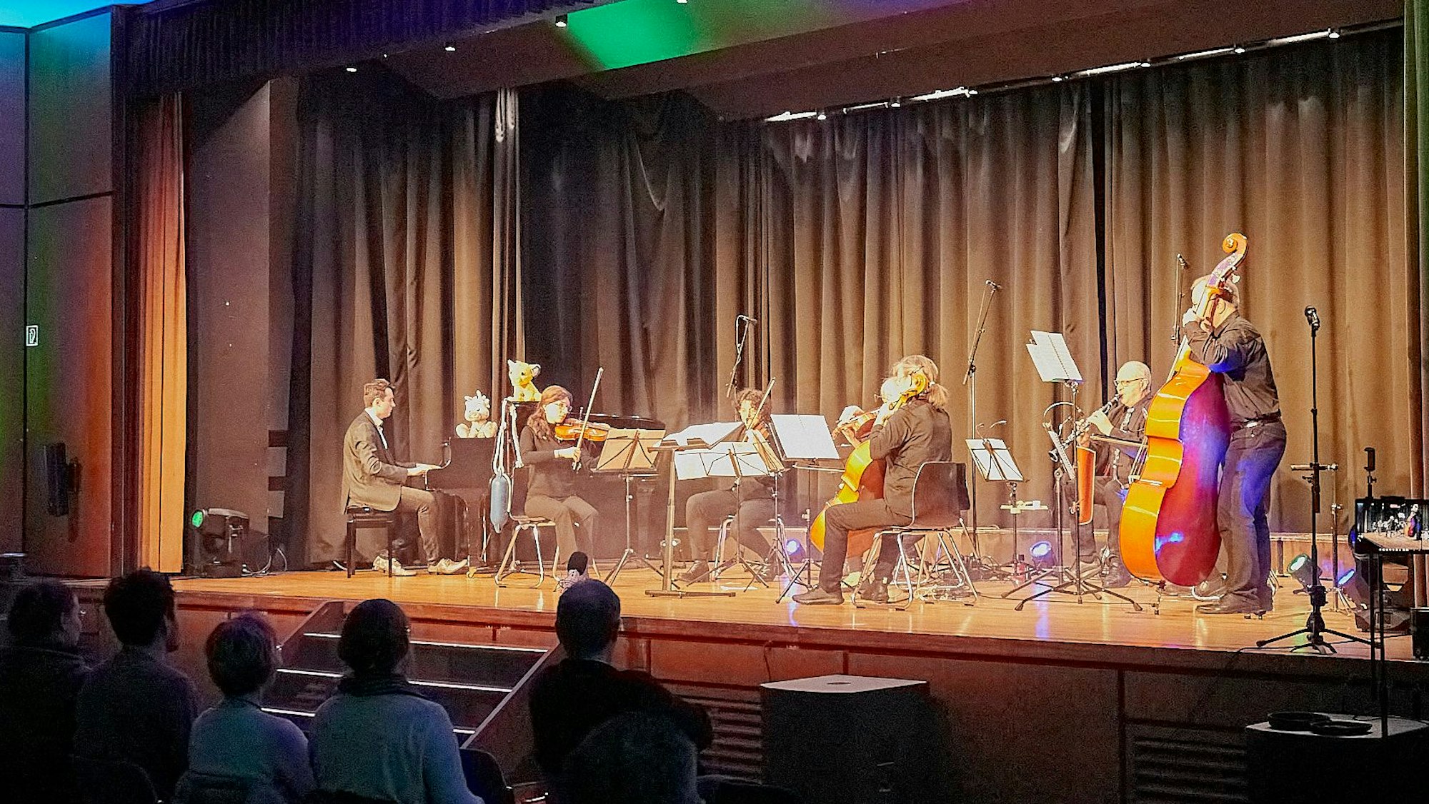 Ein Orchester musiziert auf der Bühne im Mechernicher Gymnasium am Turmhof.