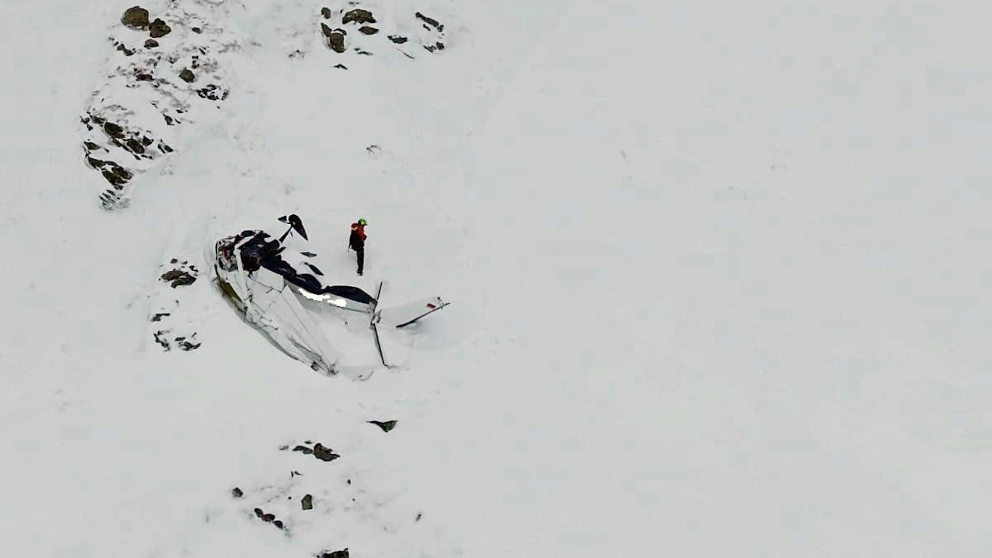 Das Wrack eines seit 30. März 2024 in Tirol vermissten Kleinflugzeuges ist in den Stubaier Alpen entdeckt worden. Drei Tage nach dem Verschwinden eines Kleinflugzeugs hat die Polizei in Österreich das Wrack der Cessna 172 im Hochgebirge entdeckt.