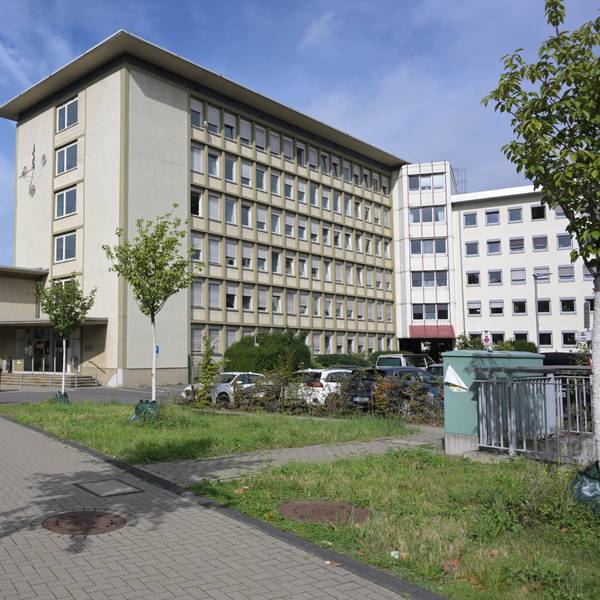 Das Foto zeigt das Gladbacher Stadthaus an der Schnabelsmühle.