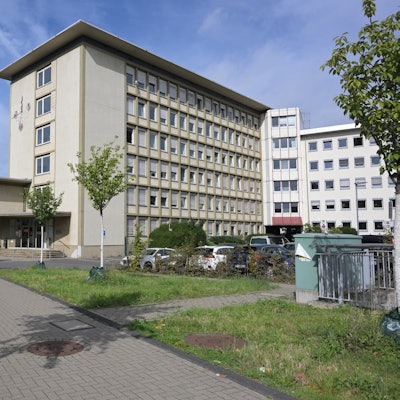 Das Foto zeigt das Gladbacher Stadthaus an der Schnabelsmühle.