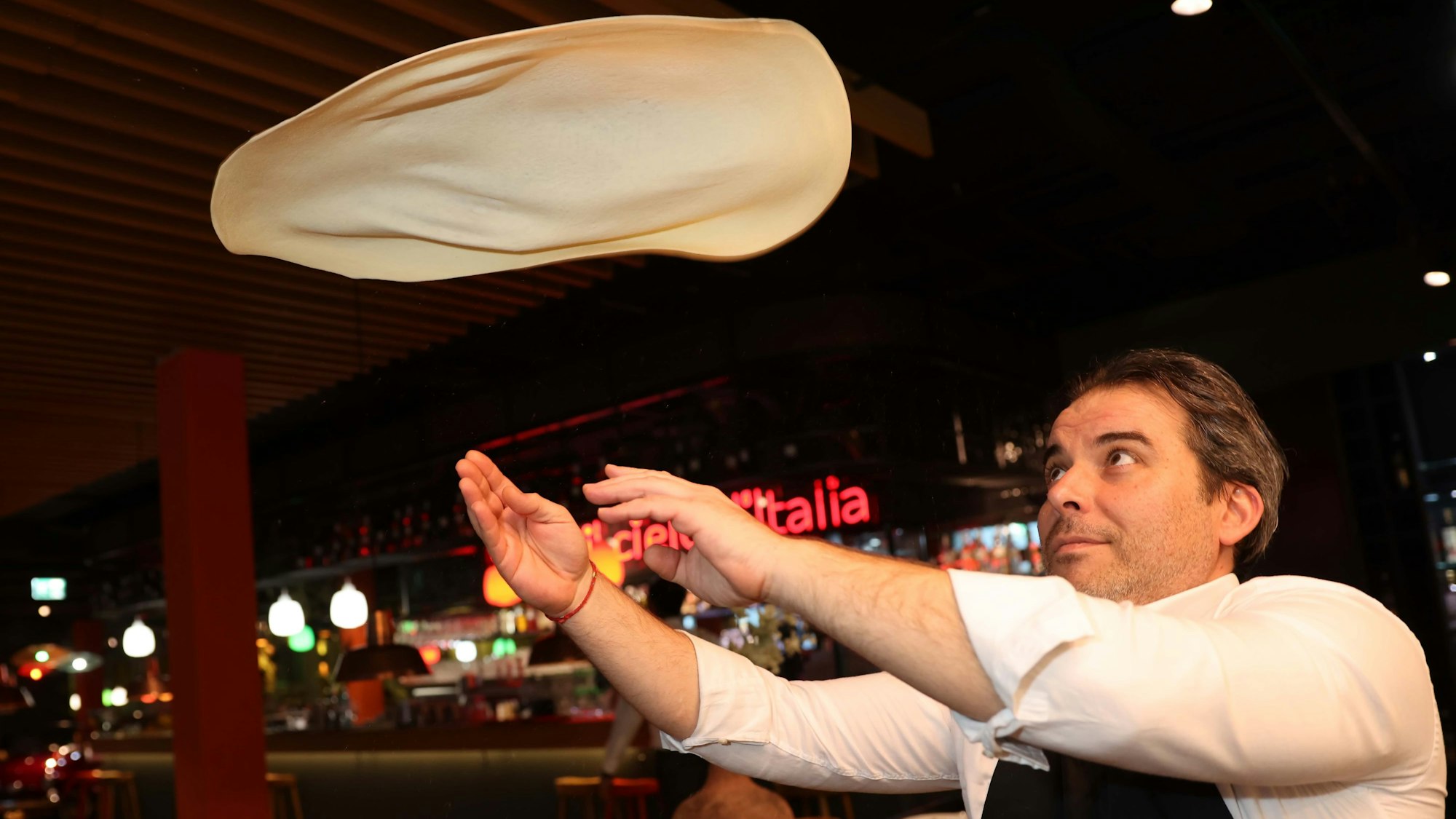 Pietro Esposito lässt die Pizza im „Tuscolo“ kreisen.