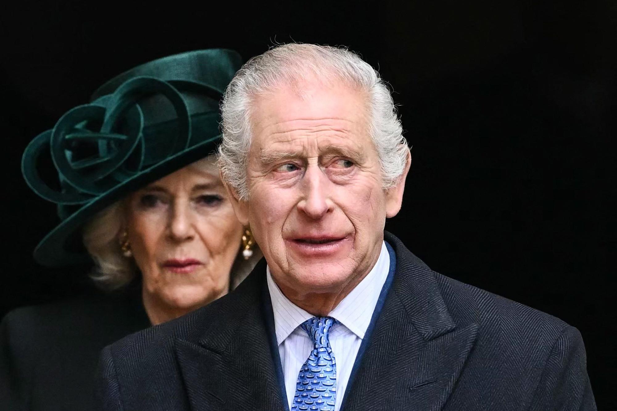 Camilla steht hinter ihrem König.