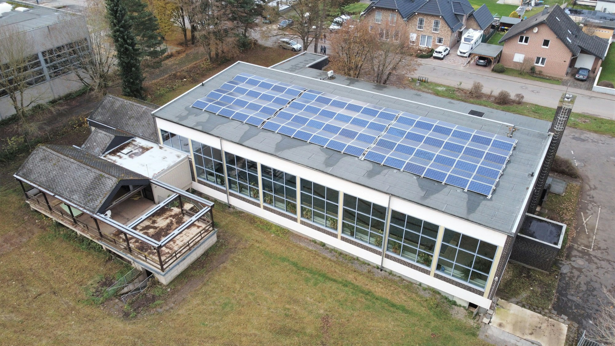 Blick von oben auf das Schwimmbad.