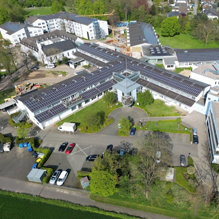 Zu sehen ist die Luftaufnahme eines Krankenhauses