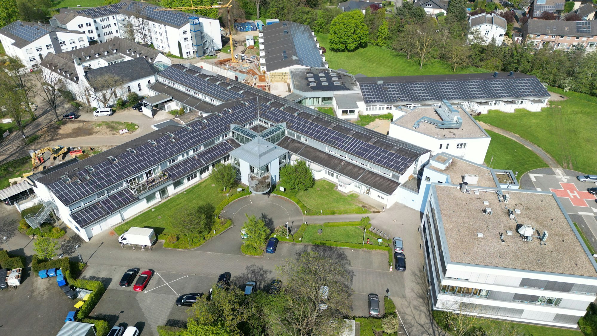 Zu sehen ist die Luftaufnahme eines Krankenhauses