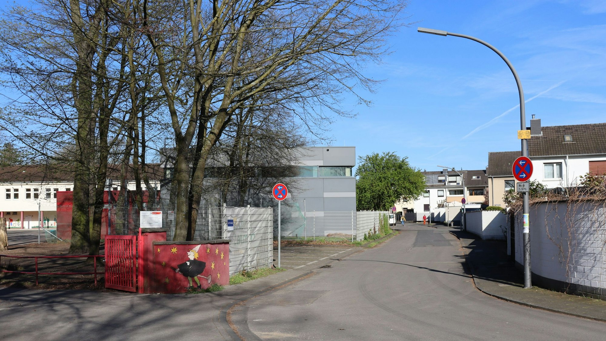 Die Bezirksvertretung Mülheim unterstützt die Schulgemeinschaft der Grundschule Rosenmaar und örtliche Initiativen in ihrem Wunsch nach einer ständigen Schulstraße. Foto: Uwe Schäfer