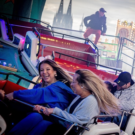 Kirmesbesucher vergnügen sich auf der Osterkirmes in Köln-Deutz.