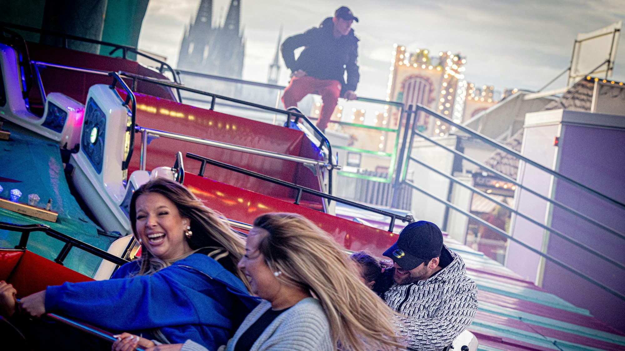 Kirmesbesucher vergnügen sich auf der Osterkirmes in Köln-Deutz.
