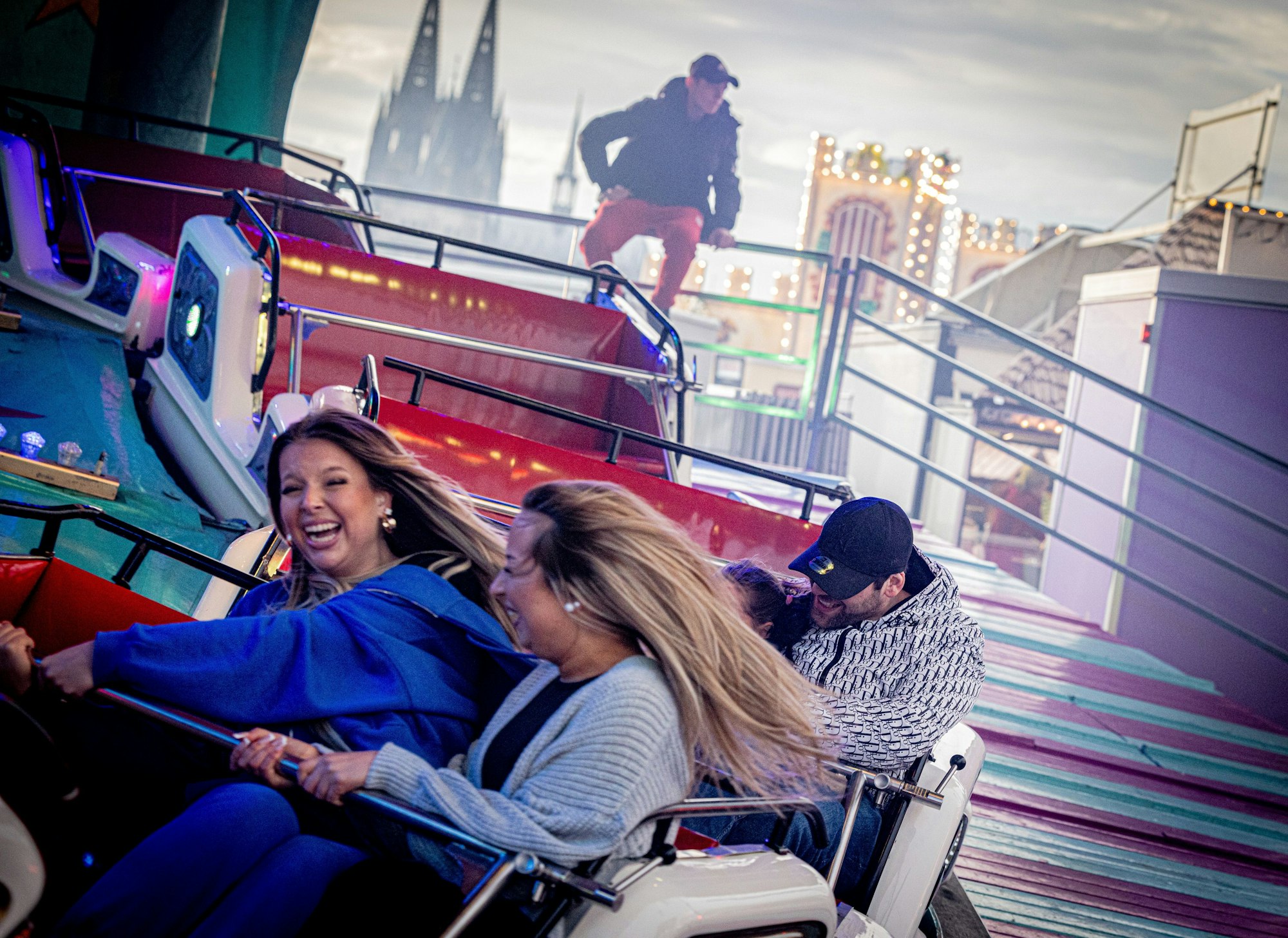 Für diese zwei geht es rund bei der Kirmes.