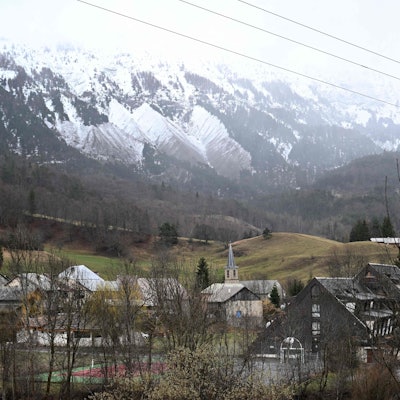 Das französische Alpendorf Le Vernet im Schatten der mit Schnee bedeckten Berge. Der Schädel des zweijährigen Émile wurde nach monatelanger Suche an einem abgelegenen Ort unweit des Dorfs entdeckt.