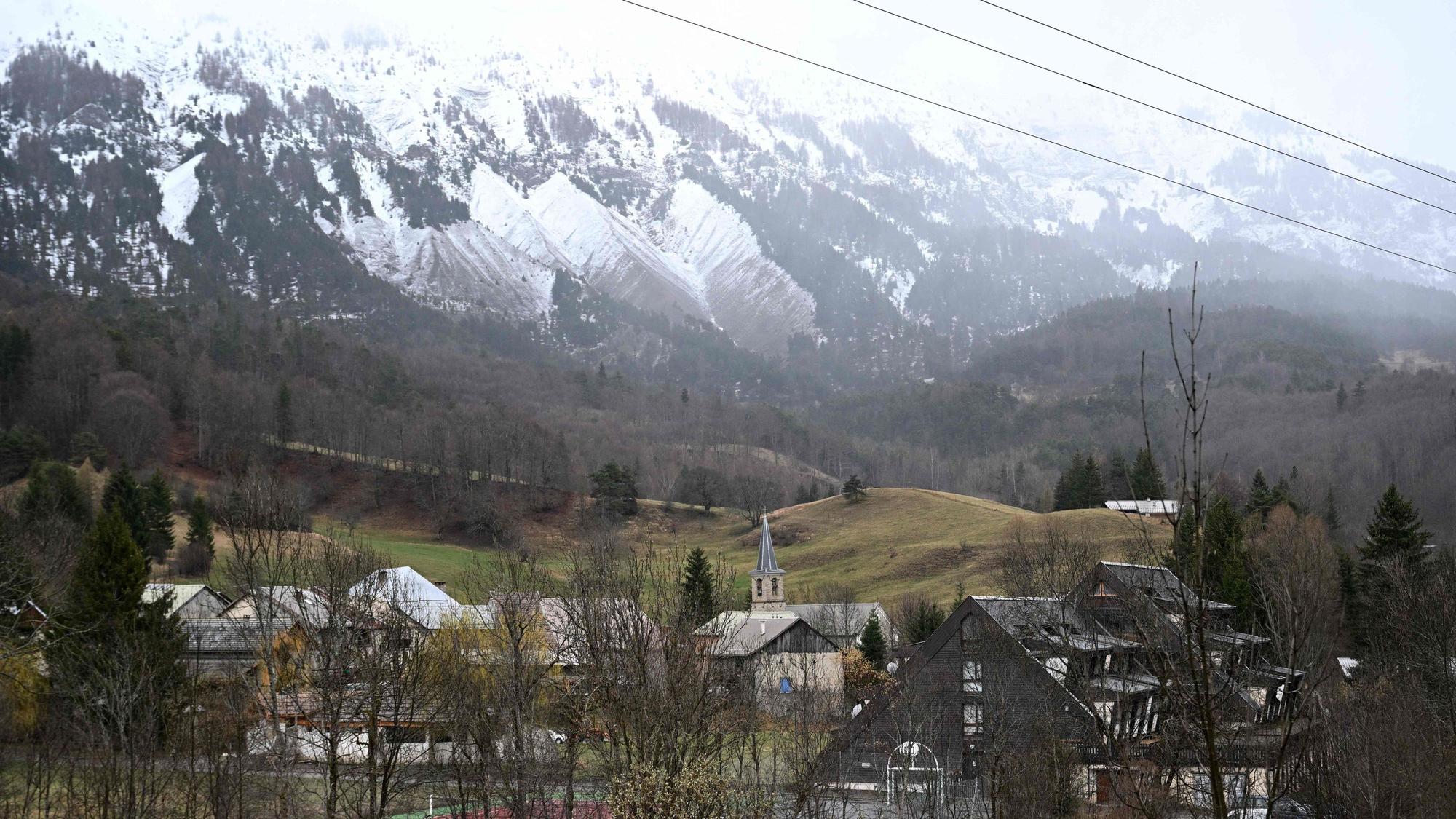 Das französische Alpendorf Le Vernet im Schatten der mit Schnee bedeckten Berge. Der Schädel des zweijährigen Émile wurde nach monatelanger Suche an einem abgelegenen Ort unweit des Dorfs entdeckt.