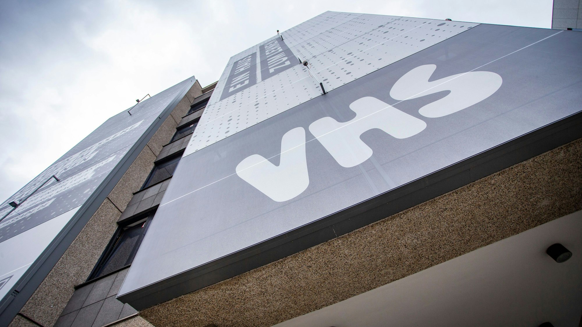 Die luftfilternden Textilfassade am VHS-Gebäude in der Kölner Innenstadt.
