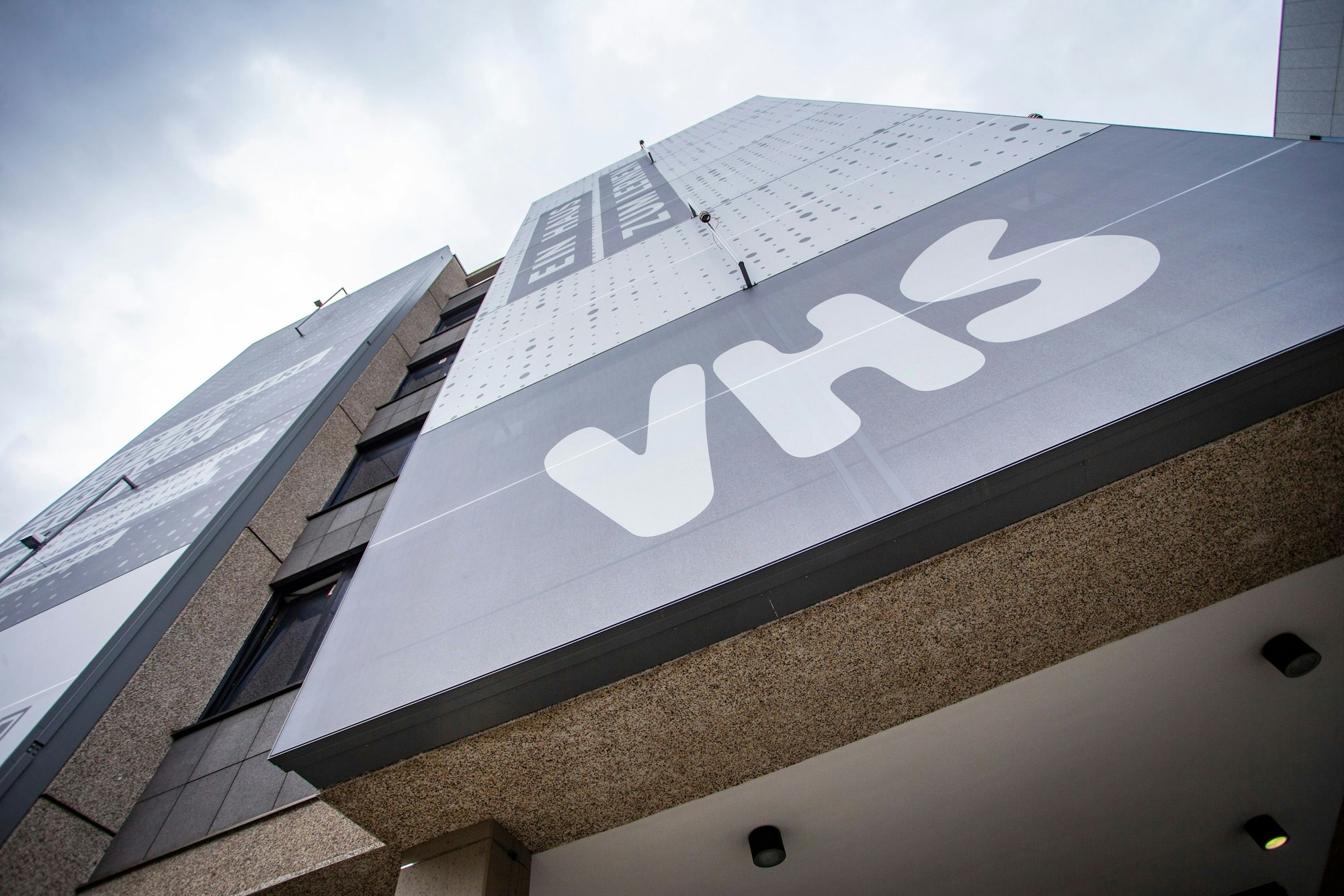 Die Textilfassade aus recycleten PET-Flaschen.