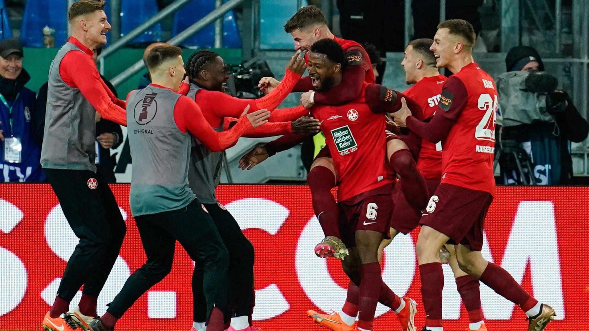 Kaiserslauterns Almamy Touré (4.v.r) jubelt nach seinem Tor zum 0:2 mit seinen Teamkollegen.