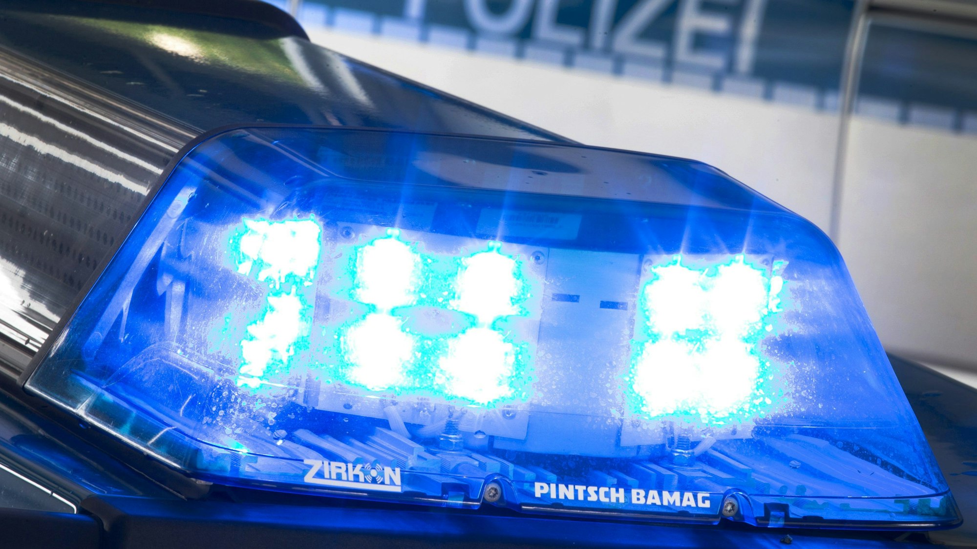 Ein Blaulicht leuchtet auf dem Dach eines Polizeiwagens. (Symbolbild)