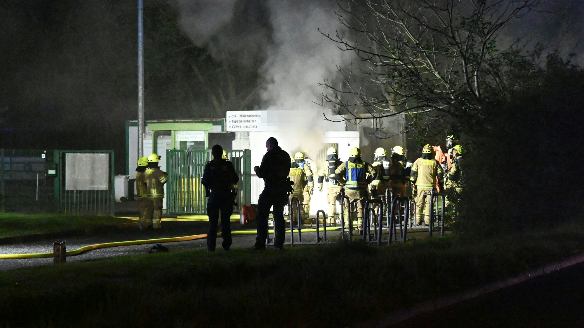 Feuerwehrleute nähern sich dem Lagerraum.