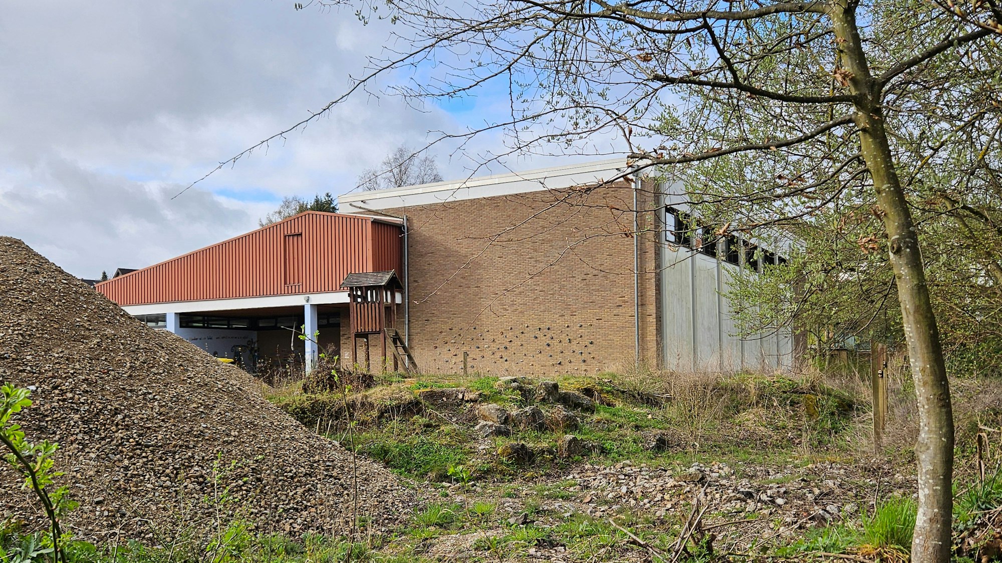 Seitlicher Blick auf die alte Turnhalle.