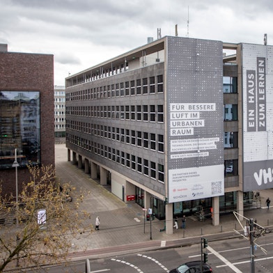 An der viel befahrenen Cäcilienstraße in der Kölner Innenstadt reinigt die 320 Quadratmeter große Textilfassade nun die Luft.