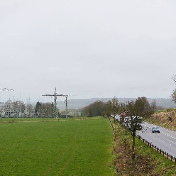 Auf der grünen Wiese im Vordergrund wird ein Batteriespeicherwerk gebaut. Im Hintergrund ist das Umspannwerk bei Dahlem zu sehen.