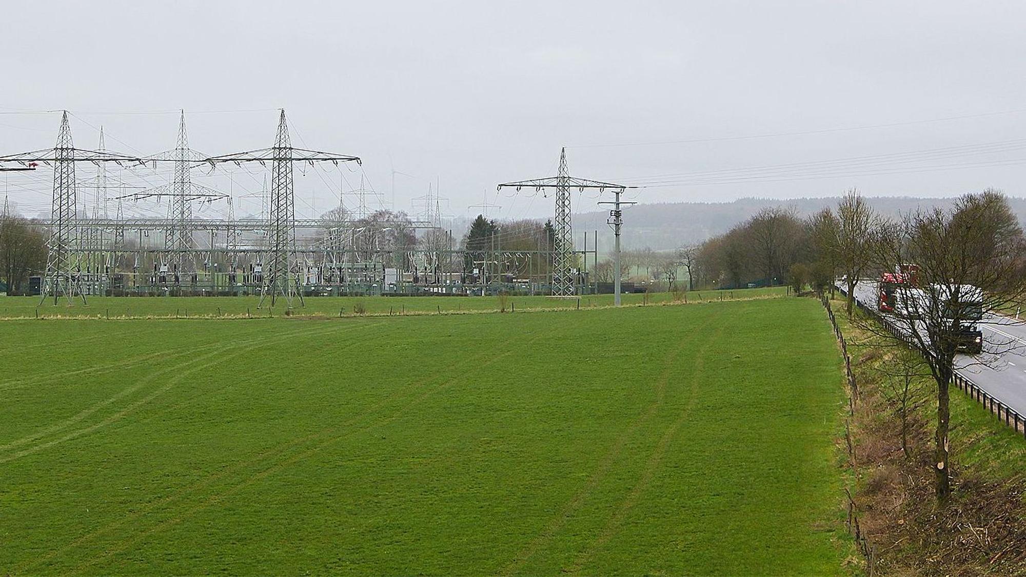 Auf der grünen Wiese im Vordergrund wird ein Batteriespeicherwerk gebaut. Im Hintergrund ist das Umspannwerk bei Dahlem zu sehen.