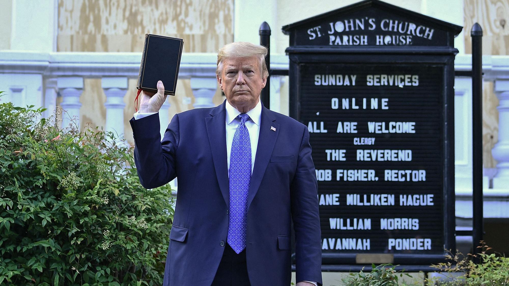 Lage war unklar, ob Trump die Kaution würde aufbringen können. Unter anderem mit dem Verkauf einer eignen Bibel hat nun jedoch anscheinend ausreichend Geld verdienst.