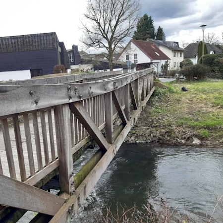 Die bestehende Holzbrücke „In den Schlämmen“ in Rösrath ist marode. Ein Ersatzbau wird wohl im Sommer fertiggestellt.