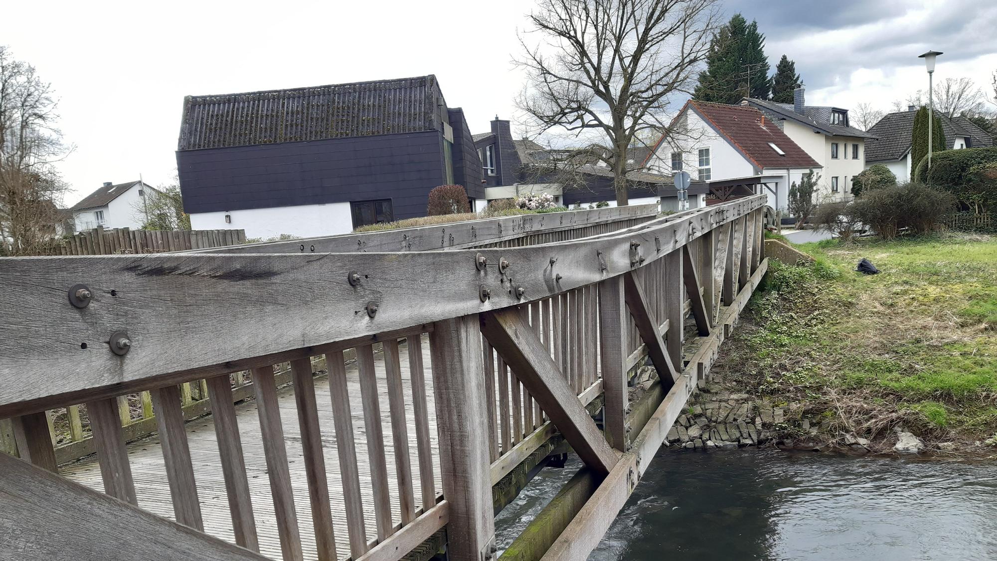 Die bestehende Holzbrücke „In den Schlämmen“ in Rösrath ist marode. Ein Ersatzbau wird wohl im Sommer fertiggestellt.
