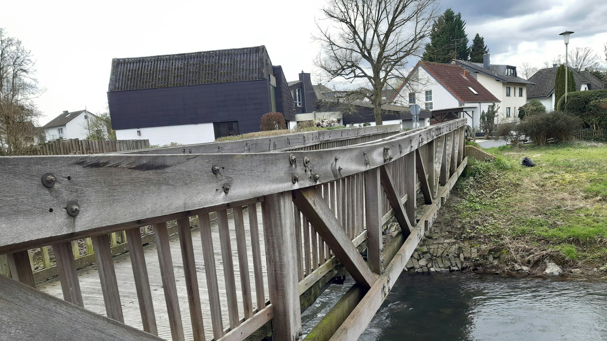 Die bestehende Holzbrücke „In den Schlämmen“ in Rösrath ist marode. Ein Ersatzbau wird wohl im Sommer fertiggestellt.
