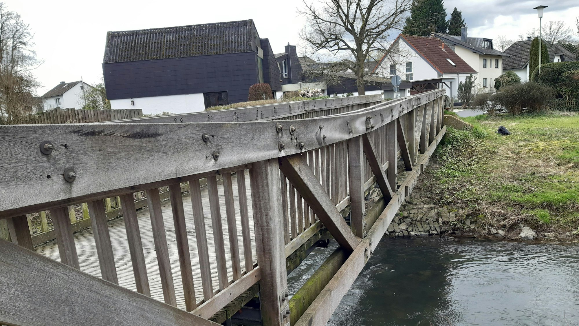 Die schmale Holzbrücke in Rösrath führt über die Sülz.