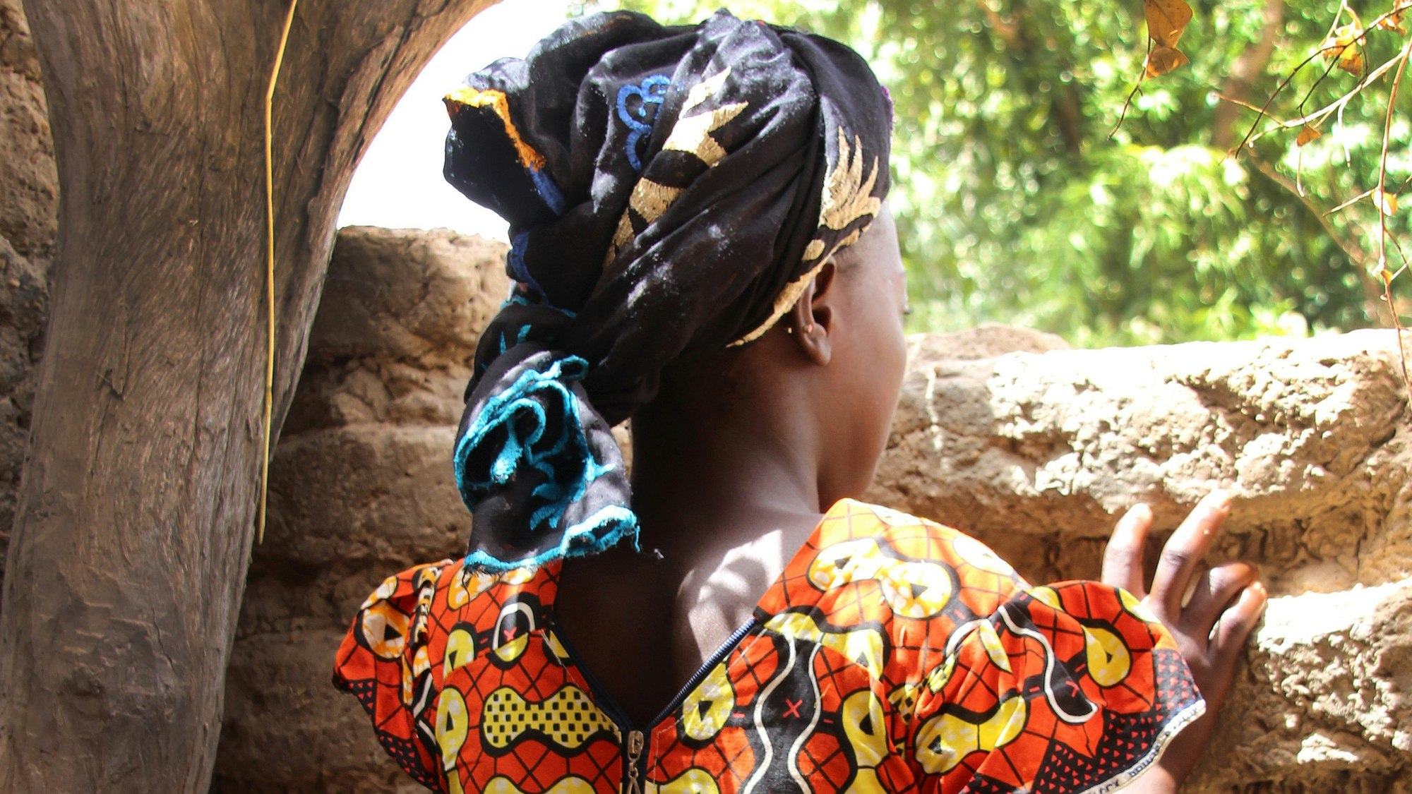 Ein 13-jähriges Mädchen lebt in der Region Koulikoro im Zentrum Malis, in der manche Mädchen schon mit 12 Jahren verheiratet werden, und verbirgt ihr Gesicht, um nicht erkannt zu werden. (Symbolbild)