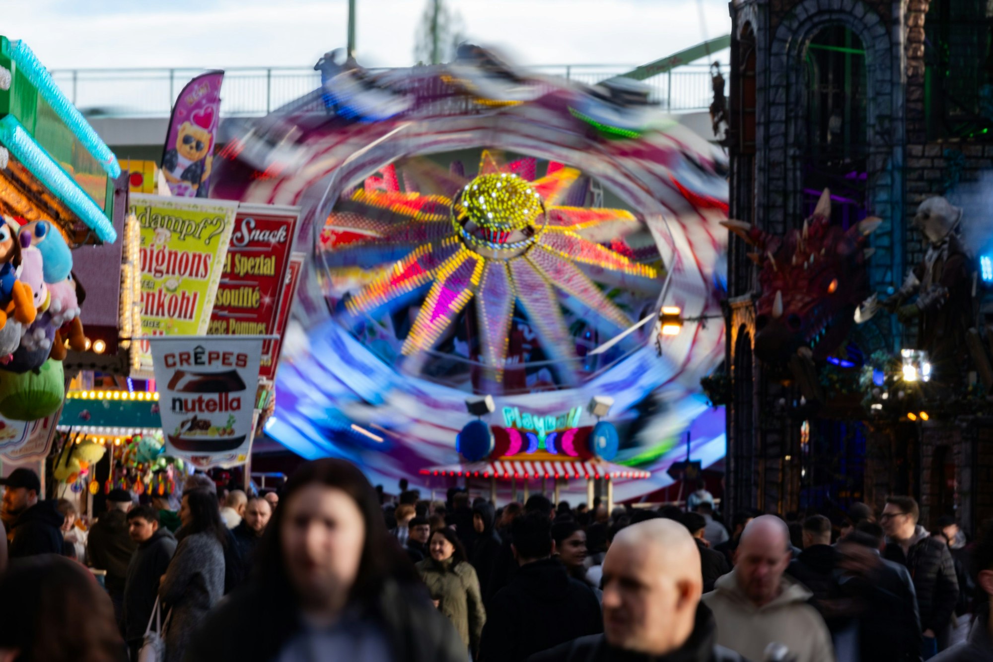 Bunt und voll: So präsentiert sich die Deutzer Kirmes 2024.