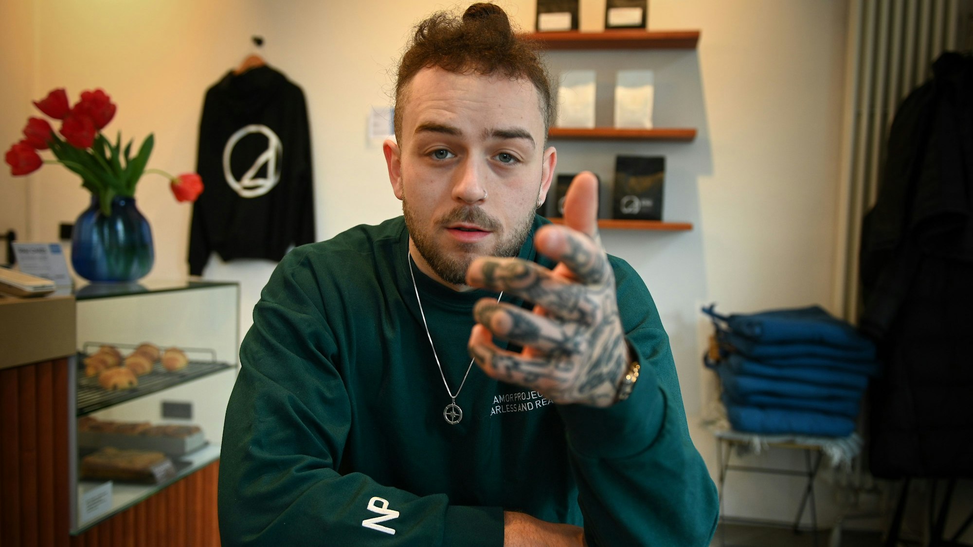 Der Rapper 9inebro ist ein Sohn der Stadt und bezieht im Song „Kein Kölsch für Nazis“ klare Position.