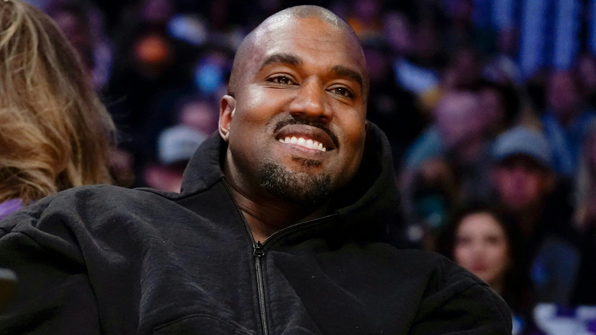 ARCHIV - 11.03.2022, USA, Los Angeles: Kanye West schaut sich die erste Halbzeit eines NBA-Basketballspiels zwischen den Washington Wizards und den Los Angeles Lakers an. (zu dpa: Adidas stellt Zusammenarbeit mit Kanye West ein) Foto: Ashley Landis/AP/dpa +++ dpa-Bildfunk +++