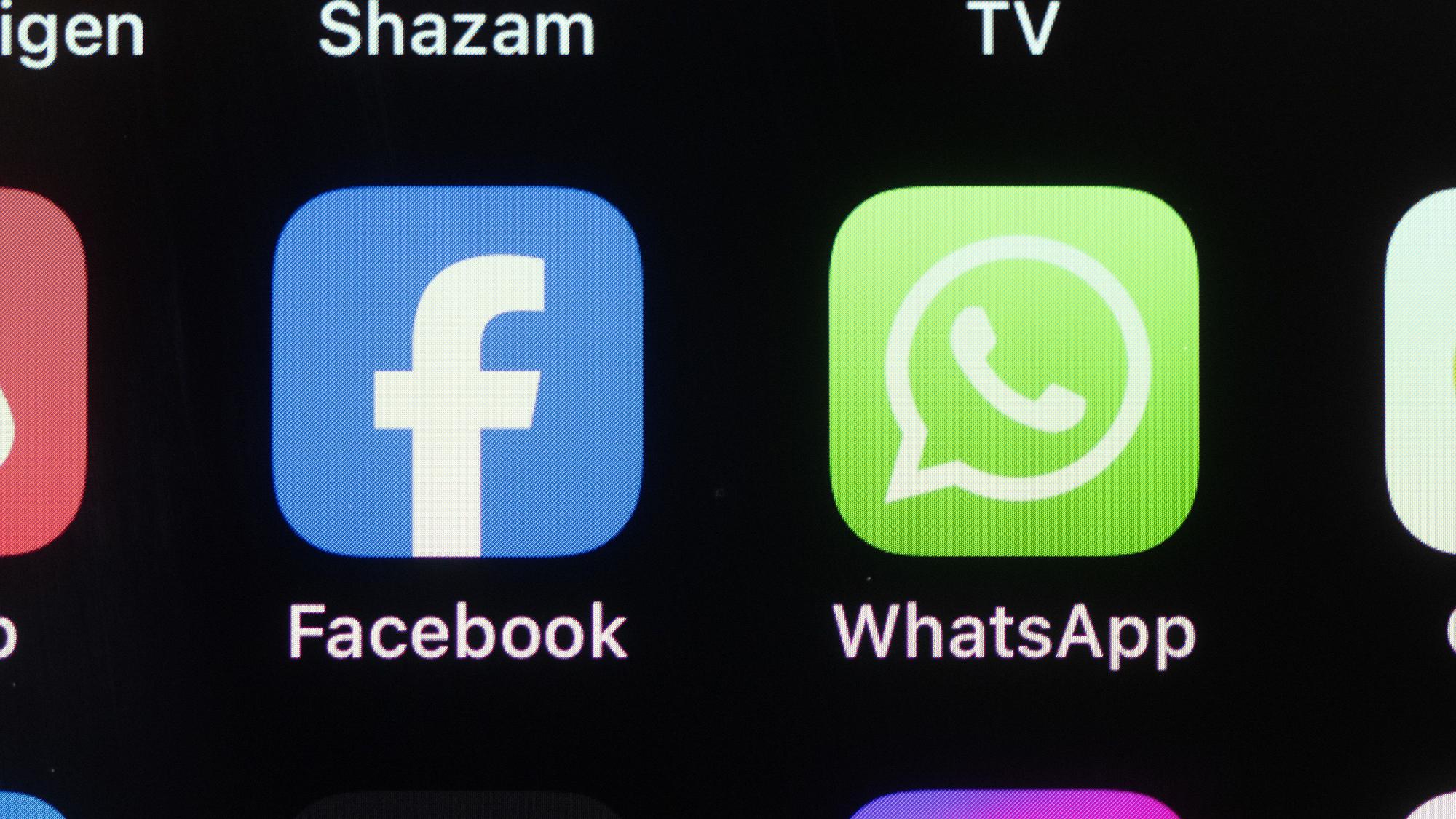 Die Apps von Facebook und WhatsApp werden auf dem Display eines Smartphones angezeigt.