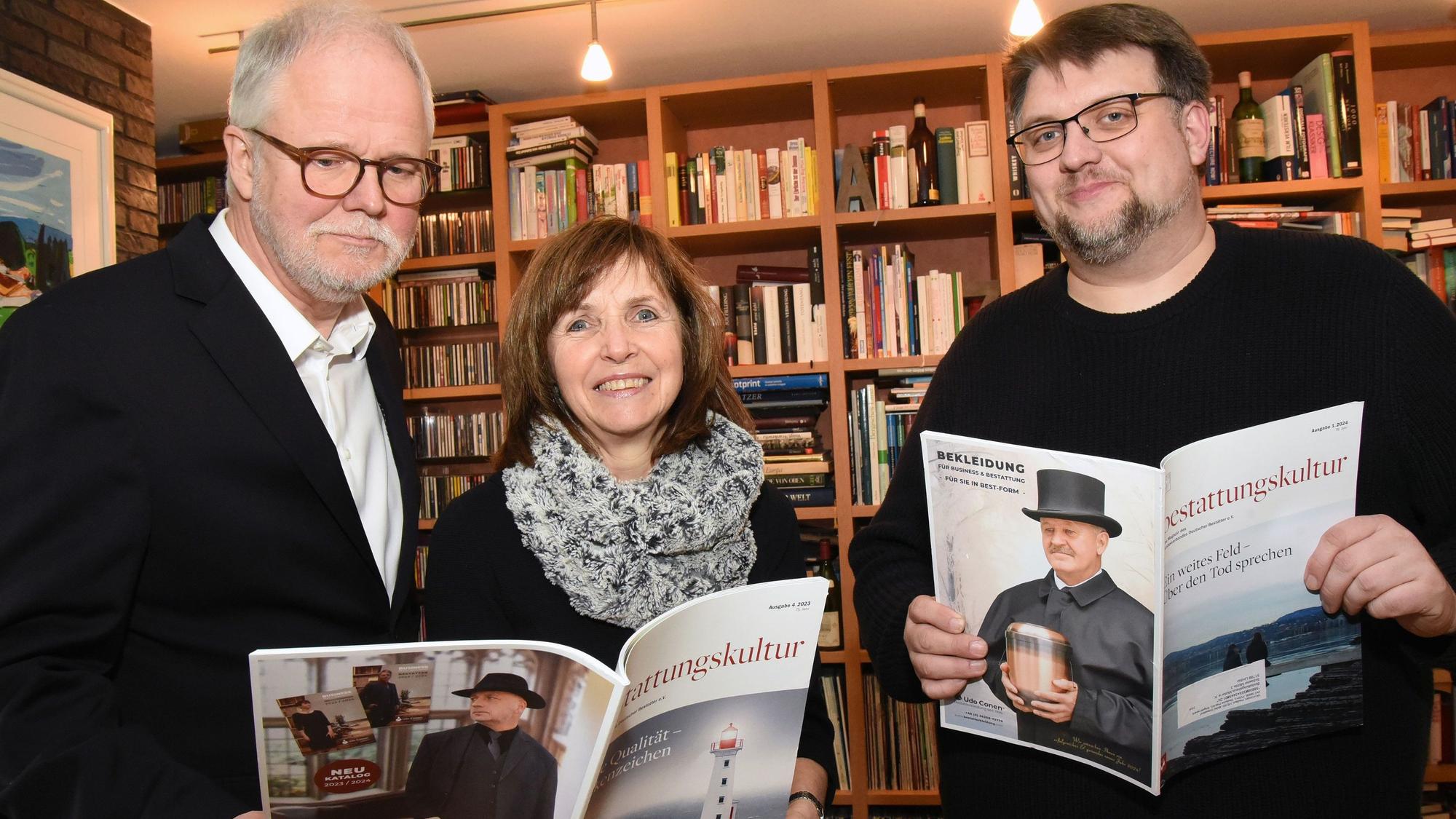 Blick auf zwei Männer und eine Frau, die zusammenstehen