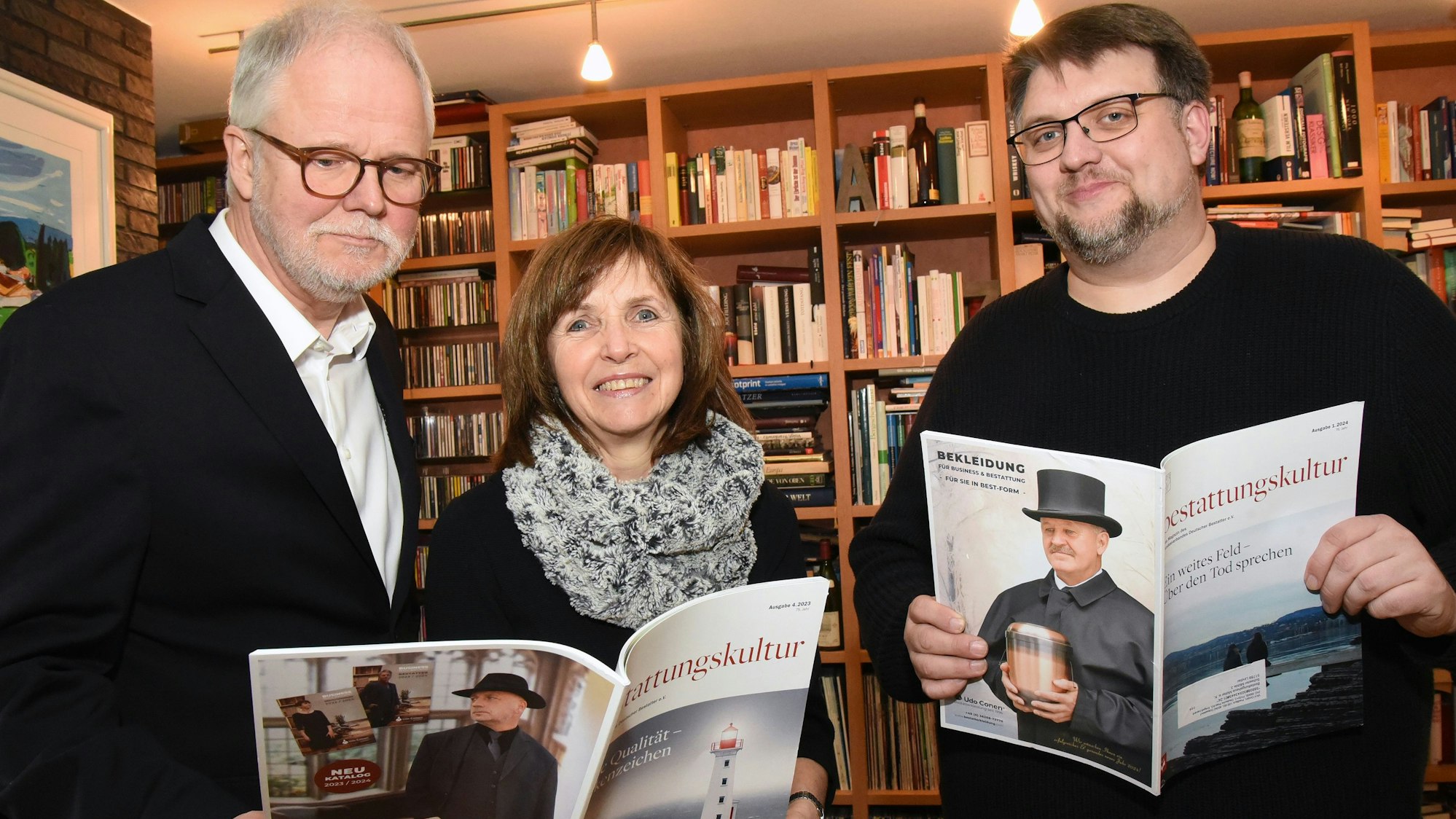 Blick auf zwei Männer und eine Frau, die zusammenstehen