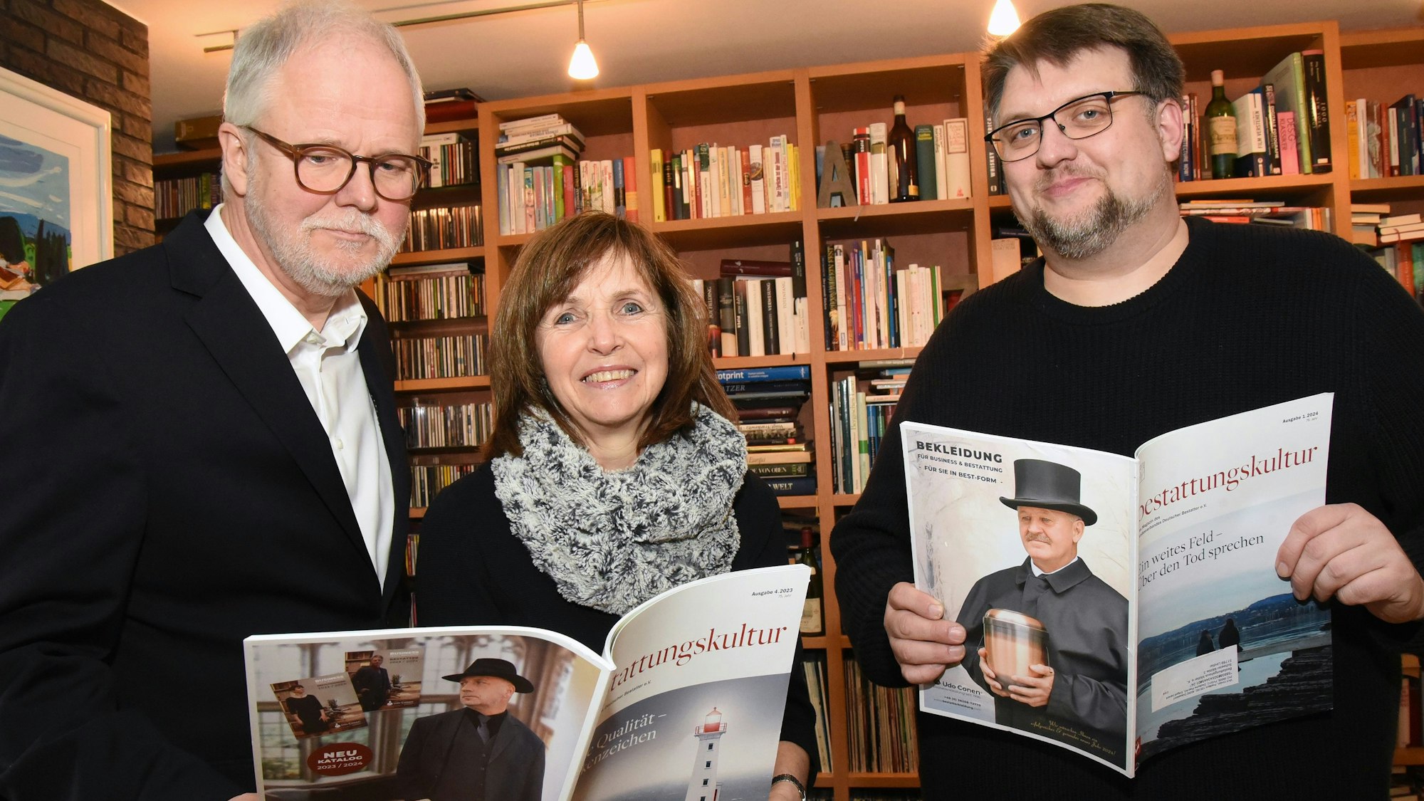 Blick auf zwei Männer und eine Frau, die zusammenstehen