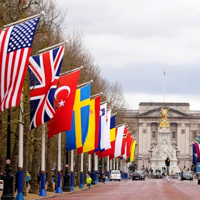 Die Fahnen der Nationen entlang der Mall zur Feier des 75-jährigen Bestehens der Nordatlantikvertragsorganisation.