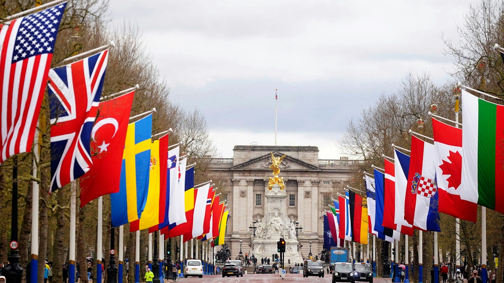 Die Fahnen der Nationen entlang der Mall zur Feier des 75-jährigen Bestehens der Nordatlantikvertragsorganisation.