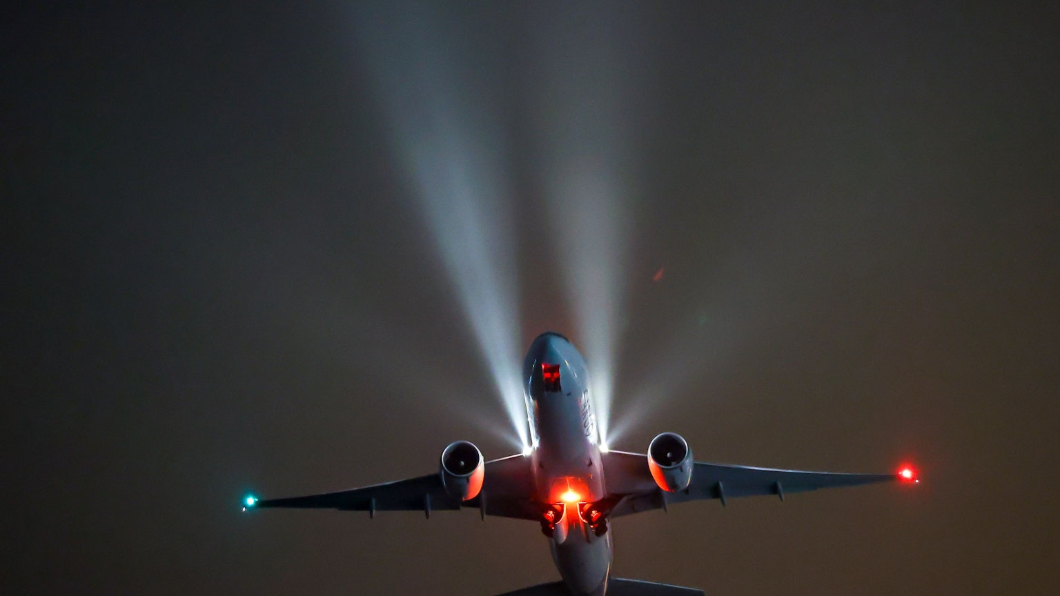 Ein Frachtflugzeug startet vom Flughafen Leipzig/Halle.