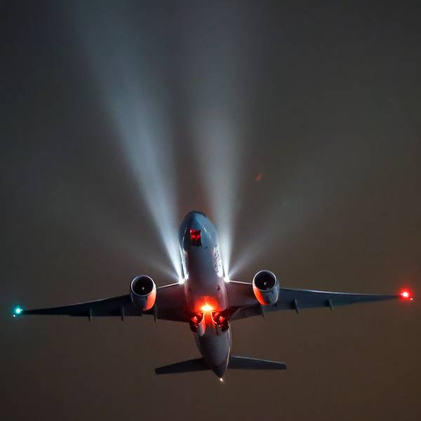 Ein Frachtflugzeug startet vom Flughafen.