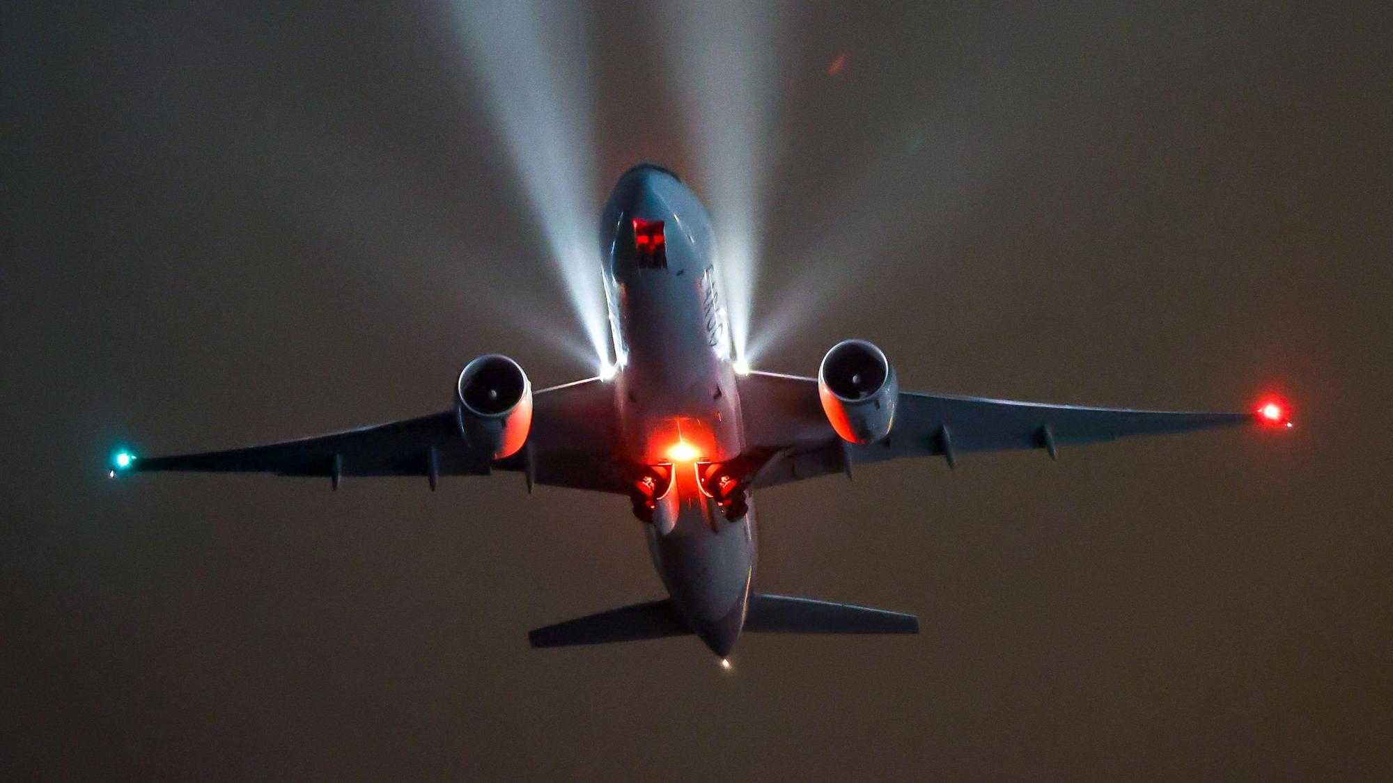 Ein Frachtflugzeug startet vom Flughafen.
